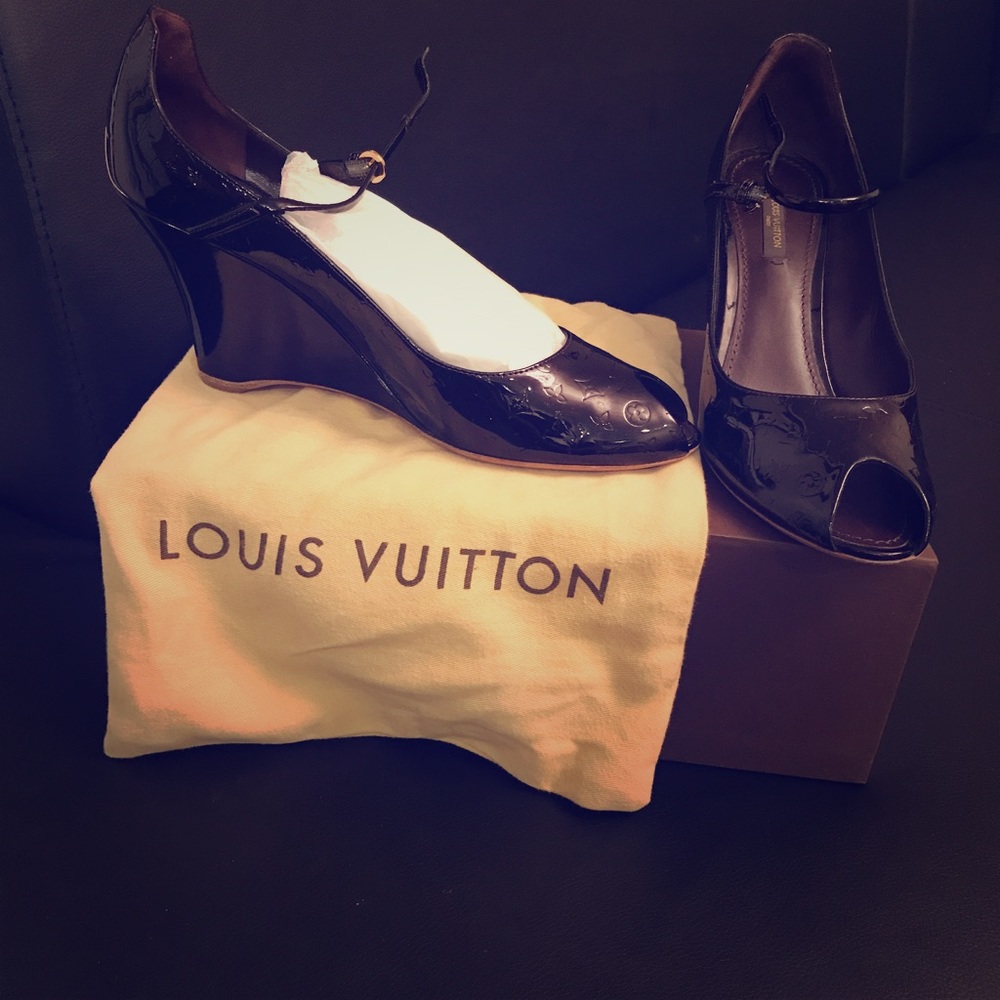 Chocolate brown wedges